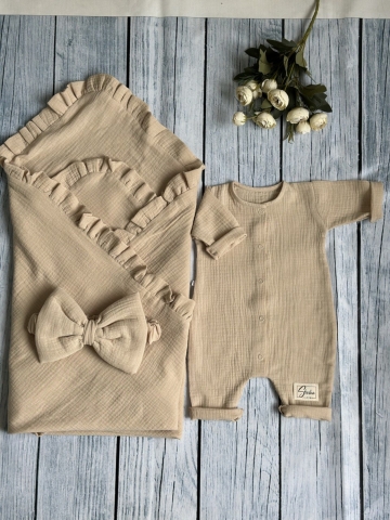 Купить оптом 335-К. Комплект из детского комбинезона,  р 56 и конверта муслин, хлопок 100% 90/90 см, кофейный в Магнитогорске