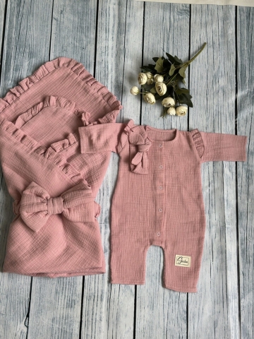 Купить оптом 335-П. Комплект из детского комбинезона, р 56 и конверта муслин, хлопок 100% 90/90 см, пудра в Магнитогорске